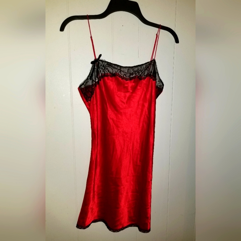 VS Red w black lace Nightie M